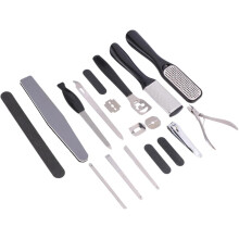 Kit de pédicure comprenant une lime à pieds, une fourchette pour éliminer les peaux mortes et des accessoires pour couper les ongles.