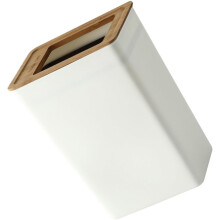 Poubelle minimaliste et pratique en plastique blanc avec couvercle en bois. Facile à utiliser, portable et élégante.