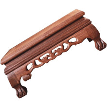 Socle rectangulaire en bois, orné d'un savoir-faire unique et d'une base en bois brun finement sculptée.