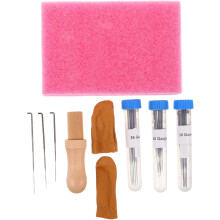 Naaldviltset met naalden met houten handvat, vingerhoedjes en werkmat. Complete set met wollen viltgereedschap.