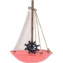 Houten zeilbootmodel met rood stoffen roer, nautische bootdecoratie in mediterrane stijl.
