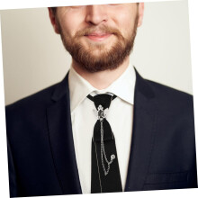 Cravatta pre-annodata in poliestere per uomo e donna, elegante accessorio per matrimoni e feste, resistente e inodore.