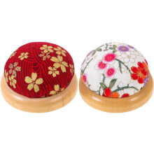 Set di 2 puntaspilli in stile giapponese con base in legno e motivo a fiori di ciliegio.