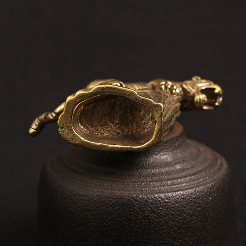 Tigerfigur i gyllene mässing 4,8x4,8x2,0 cm