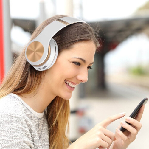 Wireless Earbuds with Active Noise Cancellation 2