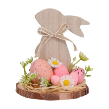 Décoration de table en bois avec lapin de Pâques, œufs pastel et marguerites
