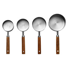 Juego de tazas y cucharas medidoras de acero inoxidable con mango de madera.