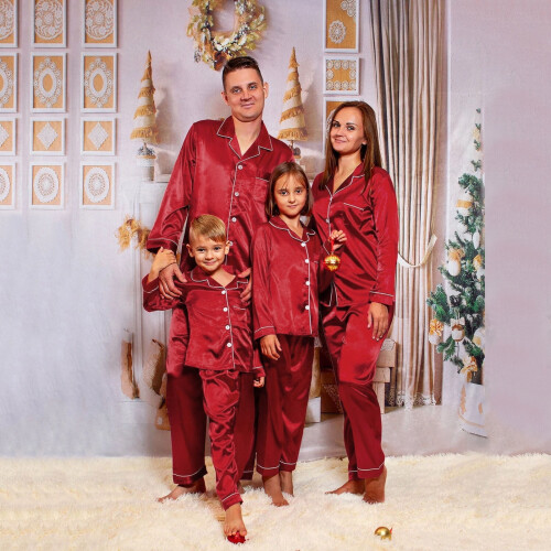 Familjematchande julpyjamasset i satin 1