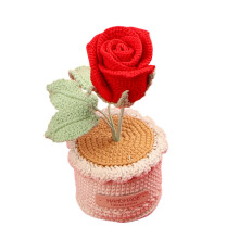 Gehäkeltes Rosen-Blumenarrangement mit gestrickter Vase,-Rot