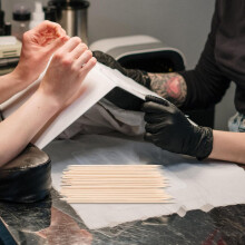 100 stuks nagelriemduwers/verwijderaars van hout voor manicure en pedicure. Veelzijdig beauty-hulpmiddel.