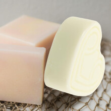 Heart Shape Handmade Hyaluronic Acid Soap Bar for Facial Care Moisturizing Natural Soap Bar with Silk Protein for Sensitive Skin at Home