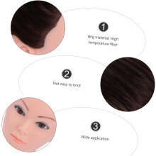 Oefenpop met lang haar in natuurlijke haarkleur voor haarstylingtraining en het oefenen met pruiken in een schoonheidssalon.