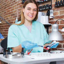 3-delige set acryl press-on nagelstandaards, niet-magnetische nageloefenhouder voor manicuretraining en oefensessies met kunstnagels.