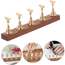 Manicure nagelbak met walnootkleurige metalen basis voor het lakken van nagels, oefenruimte voor thuis in de salon.