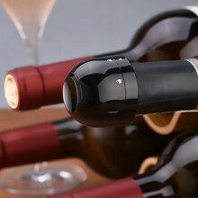 Mini-Weinstopper aus schwarzem, lebensmittelechtem Silikon mit Drehverschluss – hält frisch, schön und zart