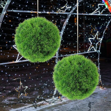 Hengende topiaryball i kunstige planter med levende, naturlig bladdesign, plastmateriale, grønn plantedekor