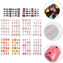 240 stuks zelfklevende kunstnagels voor volledige dekking, met diverse cartoonontwerpen. 24 stuks per doos.