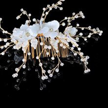 Parel- en strass haarkam, delicate bloemenhaarclip, elegant accessoire voor de bruid en haar bruidsfeest.