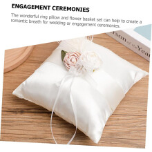 Set composto da cestino portafedi e cuscino in tessuto satinato bianco, delicato e romantico, perfetto per matrimoni.