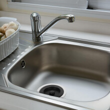 Keramik-Abflussstopfen für Waschbecken mit Haarfangfunktion, einfach zu installieren, herausnehmbares Sieb, verhindert Verstopfungen, geeignet