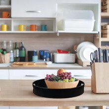 Vassoio rotondo decorativo con manici, in plastica nera, dal design moderno ed elegante, ideale per servire snack.