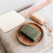 Lichaamsborstel met lange steel voor onder de douche, exfoliërende rugborstel met ophangkoord.
