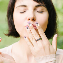 Zestaw 24 szt. fioletowych, brokatowych, nakładanych tipsów do paznokci dla kobiet, idealnych do manicure i codziennego noszenia.