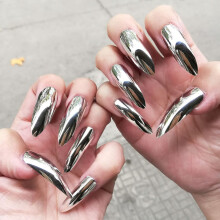 120 stuks extra lange kunstnagels met scherpe punten, inclusief 12 maten accessoires.