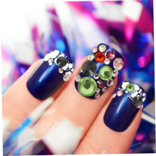 Nagelkunst mit glänzenden Strasssteinen, Nagelnieten für die Maniküre, Strass-DIY in zufälligen Farben