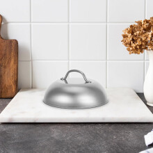 Coperchio a cupola rotondo in acciaio inox per grigliare e marinare, portatile e con distribuzione uniforme del calore.