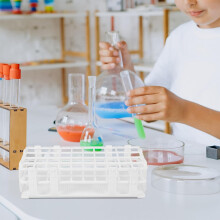 Műanyag kémcsőtartó, 40 lyukkal, 20 mm-es csövekhez, levehető állvánnyal, laboratóriumi és mintatárolásra alkalmas