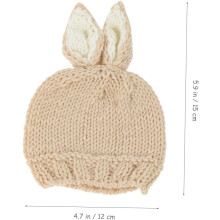 Completo in lana lavorato a maglia, 3 pezzi, incluso cappello, e carota pasquale come accessorio fotografico.