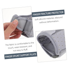 Handgelenkbandage mit Daumenschutz, Fingerstreckschiene und Handgelenkstütze. Bequem und einfach an- und auszuziehen.