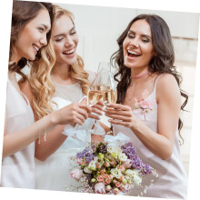 Corsage nuziale in stile naturale con fiori artificiali rosa per testimoni e invitati.