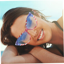 Lunettes de soleil œil-de-chat patriotiques pour les célébrations de juillet. Design unique drapeau américain. Protection UV. Confortables.
