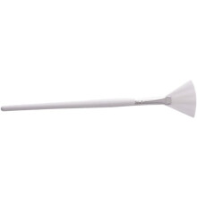 Brocha blanca con forma de abanico para mascarillas faciales, con mango de madera, para aplicación casera en el cuidado de la piel.
