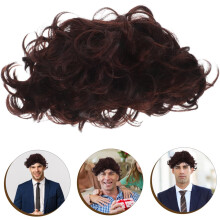 Perruque courte afro bouclée brune réaliste pour homme, en fibres résistantes à la chaleur.