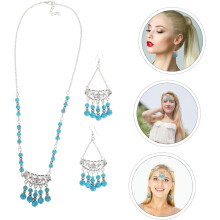 Stijlvolle vintage kralenketting, etnische sieradenset met hanger, hoofdsieraad en oorbellen voor een feestje.