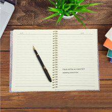 Couverture de livre A5 ajustable en tissu satiné, lavable et protectrice, pour agenda ou carnet.