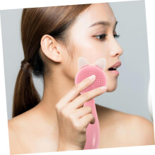 Cepillo exfoliante facial manual con cerdas suaves y mango para viajes.