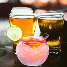 Verre à cocktail rond en verre borosilicate de haute qualité, au design créatif et ergonomique. Facile à prendre en main et à nettoyer.