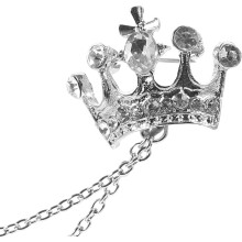 Broche décorative vintage pour homme, ornée d'une couronne en argent, idéale pour les tenues de cérémonie.