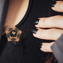 Spilla in legno a stella a cinque punte per abiti da uomo e da donna, spilla da bavero fatta a mano, accessorio alla moda per giacca e abito.