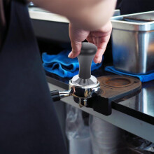 Ferramenta de café metal reutilizável tamper aço inoxidável tamper café segurança robusta alça de madeira cor assortida