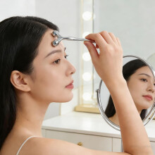 Stick de masaj facial cu rolă metalică cu două capete, concepută pentru sculptarea și liftingul feței