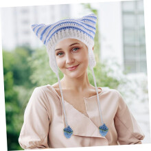 Simpatico berretto lavorato a maglia con orecchie di gatto per donna. Berretto caldo ed elegante, unisex, paraorecchie per la stagione fredda.