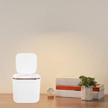 Mini poubelle de bureau blanche en plastique, compacte et adorable, idéale pour ranger les petits objets.