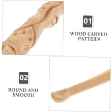 Outil d'extraction de cérumen en bois sculpté, avec une surface lisse et une forme ronde confortable.