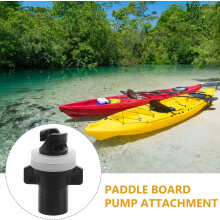 Adaptador de válvula portátil para kayaks inflables, fabricado en plástico negro con anillo de goma blanco.