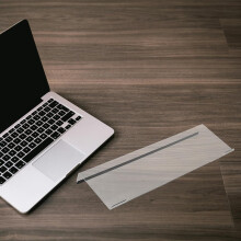 Ergonomický akrylový stojan na klávesnicu s protišmykovou základňou, naklonený podnos na klávesnicu počítača